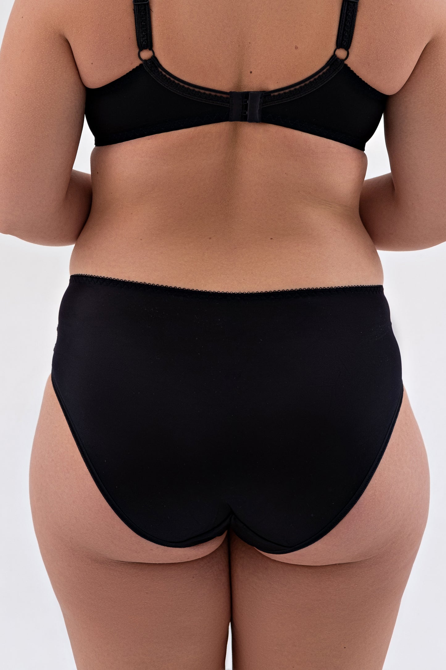 Biksītes ar vidēju vidukli - 2949/M, Melnā Magone, 40-54